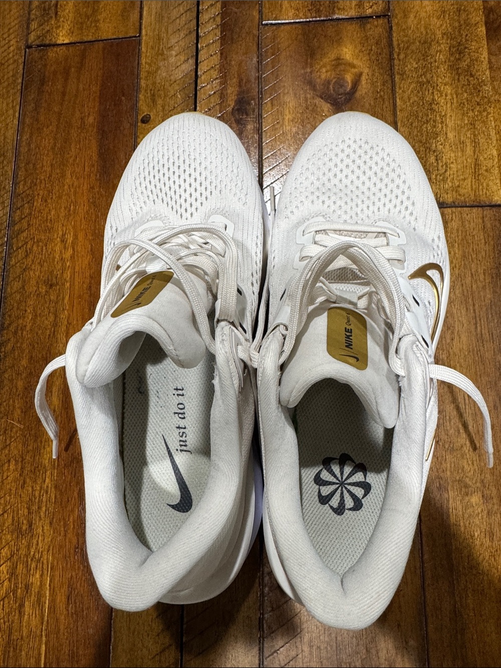 Like New Nike Women’s White and Gold Training Sneakers
